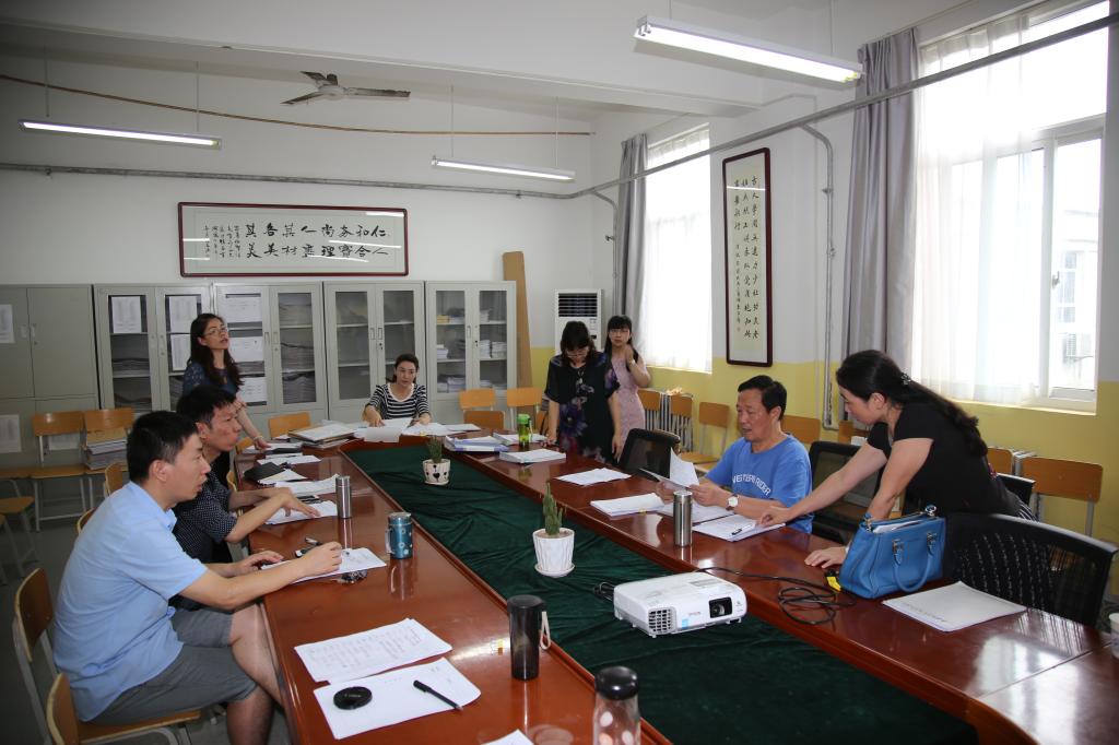 督导专家查阅教案